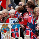Innbyggere i Duluth venter på at Kongeparet skal komme til Norway Hall (Foto: Lise Åserud / Scanpix)
